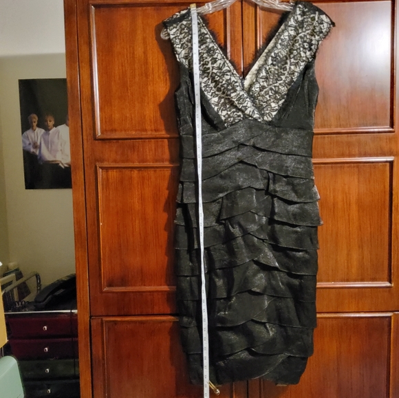 Sangria Black Lace Embroidered Sleeveless Tiered Sheath Bodycon V-Neck Size 4 - Picture 2 of 9